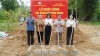 Đại biểu và gia đình thực hiện Nghi thưc khởi công Nhà Đại đoàn kết