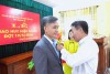 đồng chí Đào Mạnh Hùng, Ủy viên Ban Thường vụ Tỉnh ủy, Phó Chủ tịch Thường trực Ủy ban MTTQ Việt Nam tỉnh, Bí thư Đảng ủy MTTQ Việt Nam tỉnh đo huy hiệu 30 năm tuổi Đảng cho đồng chí