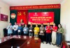 Đại diện lãnh đạo các đơn vị trao quà cho các hộ gia đình có hoàn cảnh khó khăn trên đại bàn xã Quảng Trạch