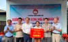 Các đồng chí lãnh đạo phường trao biển hỗ trợ xây dựng nhà Đại đoàn kết cho hộ gia đình bà Hồ Thị Chanh