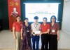 Bà Mai Thị Kim Nhung - Chủ tịch Hội Chữ thập đỏ tỉnh trao tiền hỗ trợ từ Quỹ Thiện Tâm cho các em học sinh