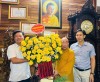 Đồng chí Đào Mạnh Hùng, Ủy viên Ban Thường vụ Tỉnh ủy, Phó Chủ tịch Thường trực Ủy ban MTTQ thăm, chúc mừng Hòa thượng Thích Thiện Tấn tại chùa Cam Lộ