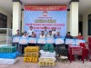 Các đồng chí lãnh đạo phường Đông Hà trao hỗ trợ sinh kế cho các hộ gia đình