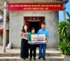 Đại diện Ủy ban MTTQ Việt Nam xã Hoà Trạch trao biển hỗ trợ cho hộ gia đình