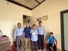 Chủ tịch Ủy ban MTTQ Việt Nam phường Đồng Hới Bùi Quang Vinh Hới tặng quà cho người cao tuổi có hoàn cảnh khó khăn