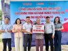 Các đồng chí lãnh đạo trao biển hỗ trợ cho gia đình Ông Nguyễn Ngọc Toa