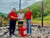 Đại diện Hội Chữ thập đỏ tỉnh và Hội Chữ thập đỏ xã Đakrông trao hỗ trợ cho chị Hồ Thị Sinh