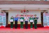 UV Ban Thường vụ Tỉnh ủy - Phó Chủ tịch Thường trực Ủy ban MTTQ Việt Nam tỉnh Đào Mạnh Hùng và các đồng chí lãnh đạo trao quà cho đại diện các em học viên tham dự Chương trình