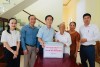 Đồng chí Nguyễn Văn Phương, Bí thư Tỉnh ủy tặng quà gia đình ông Thái Hòa, thân nhân liệt sĩ Thái Thị Liên - Ảnh: Mỹ Nhị
