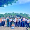 Ủy ban MTTQ Việt Nam xã Vĩnh Linh và Trưởng ban CTMT các khu dân cư tặng quà hỗ trợ, động viên lực lượng làm nhiệm vụ lấy mẫu sinh phẩm phục vụ công tác giám định ADN