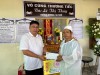 Ông Dương Tân Long – Phó Chủ tịch Uỷ ban MTTQ Việt Nam tỉnh trao hỗ trợ cho gia đình ông Nguyễn Thanh Hậu (Đội 7, thôn Nại Cửu, xã Triệu Phong)