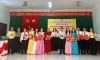Các đồng chí lãnh đạo phường tặng hoa chúc mừng và trao Quyết định công nhận Ban CTMT 9 tổ dân phố