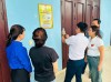Cán bộ Mặt trận hướng dân người dân quét mã tại hộp thu số để gửi ý kiến tham gia