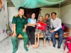 Đoàn đến thăm hỏi, tặng quà cho bà Trần Thị Quế
