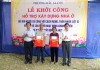 Đ.c Nguyễn Văn Phương - UVBCH Trung ương Đảng, Bí thư Tỉnh ủy và Đ.c Lê Hồng Vinh - Phó Bí thư Tỉnh ủy, Chủ tịch UBND tỉnh tặng quà cho đại diện 02 hộ gia đình được hỗ trợ tại phường Bắc Gianh.