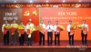 Đồng chí Nguyễn Văn Phương, Bí thư Tỉnh ủy trao quyết định và tặng hoa chúc mừng các đồng chí cán bộ được điều động, bổ nhiệm - Ảnh: N.M