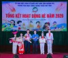 Anh Nguyễn Quốc Toản - Phó Bí thư Tỉnh đoàn, Chủ tịch Hội LHTN Việt Nam tỉnh trao Bằng khen Trung ương đoàn và Bằng khen Hội đồng Đội Trung ương cho Trung tâm đạt kết quả xuất sắc tại Liên hoan khu vực và toàn quốc năm 2026