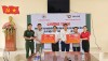 Bà Mai Thị Kim Nhung (áo đỏ) – Chủ tịch Hội Chữ thập đỏ tỉnh trao hỗ trợ sản phẩm dụng cụ học tập tổng trị giá hơn 737 triệu đồng cho Trường Tiểu học Tà Long và Trường TH&THCS Đakrông