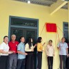 Các đại biểu thực hiện nghi thức kéo băng khánh thành Nhà Đại đoàn kết cho hộ bà Nguyễn Thị Dưng, Tổ dân phố Thuận Phước