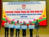 Các đồng chí lãnh đạo phường trao hỗ trợ sinh kế cho các hộ gia đình