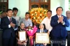 Đồng chí Đại tướng Nguyễn Trọng Nghĩa, Chủ nhiệm Tổng cục Chính trị Quân đội nhân dân Việt Nam chúc mừng đảng viên Nguyễn Anh Hùng được trao tặng Huy hiệu 80 năm tuổi Đảng Ảnh: T Đ