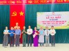 Ông Trần Văn Vọng, Phó Ban TG-CTXH Uỷ ban Mặt trận Tổ quốc Việt Nam tỉnh Quảng Trị và ông Nguyễn Lê Tiến - Ủy viên BTV Đảng ủy, Chủ tịch UBMTTQ Việt Nam phường Nam Đông Hà tặng hoa và trao quyết định cho tổ tự quản mô hình