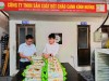 ông Phan Văn Đức (bên trái) Chủ tịch Hội Nông dân xã Bắc Trạch thăm Công ty TNHH Sản xuất Bột cháo canh Kính Hương
