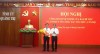 Đồng chí Nguyễn Văn Phương, Bí thư Tỉnh ủy trao quyết định và tặng hoa chúc mừng đồng chí Phạm Quang Long - Ảnh: N.M