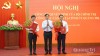 Đồng chí Nguyễn Duy Ngọc, Trưởng ban Tổ chức Trung ương trao quyết định cho đồng chí Vương Quốc Tuấn và đồng chí Bùi Hoàng Phương - Ảnh: Q.V