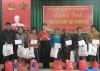 Bà Mai Thị Kim Nhung – Chủ tịch Hội Chữ thập đỏ tỉnh trao quà cho bà con thôn Miệt