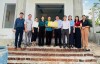 Đoàn công tác trao biển hõ trợ cho người có công