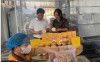 Bà Phạm Thị Thu Hà, Giám đốc HTX Thủy sản Hoàng Phúc giới thiệu sản phẩm