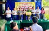 Đại diện lãnh đạo Đảng ủy, HĐND, UBND, UBMTTQ Việt Nam xã trao biển hỗ trợ Nhà ở cho hộ gia đình