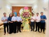 Đồng chí Lê Minh Hiển UVBTV, Phó Chủ tịch Thường trực UBND phường Bắc Gianh cùng các đồng chí trong đoàn tặng hoa chúc mừng Giáo Xứ Mỹ Hòa