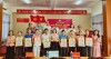 Đồng chí Lê Thị Mỹ Hiền, Phó Chủ tịch Ủy ban MTTQ Việt Nam tỉnh trao biển Hộp thư số cho Ủy ban MTTQ Việt Nam xã Đồng Lê