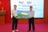 Ông Nguyễn Văn Minh - Giám đốc bán hàng khu vực tỉnh Quảng Trị - Công ty TNHH Bia CARLSBERG Việt Nam nhãn hàng bia Huda trao biển hỗ trợ xây dựng Nhà Đại đoàn kết