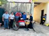Đ/c Phạm Anh Dũng – Phó Chủ tịch Uỷ ban MTTQ Việt Nam xã Quảng Trạch cùng đại diện lãnh đạo thôn Hưng Lộc trao quà cho bà Phạm Thị Hường