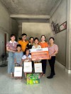 Chị Trần thị Yến (người đứng đầu tiên bên trái ảnh) chi hội trưởng hội phụ nữ thôn Gio Hải 1, xã Cửa Việt trao quà cho cháu mồ côi