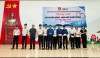 Đ.c Nguyễn Thế Hùng - Giám đốc Trung tâm HĐ TTN tỉnh; Đ.c Phạm Duy Tuyền - Phó Bí thư Thường trực Đảng ủy xã, Đ.c Nguyễn Thị Phương Liễu - UVBTV Đảng ủy, Chủ tịch Ủy ban MTTQ Việt Nam xã trao quà cho học sinh khó khăn