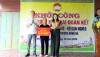 Đồng chí Lê Quang Việt Sơn - Phó Bí thư Thường trực Đảng ủy phường và đồng chí Nguyễn Hồng Hải - Ủy viên Ban Thường vụ Đảng ủy, Chủ tịch Ủy ban MTTQ Việt Nam phường trao biển hỗ trợ cho gia đình