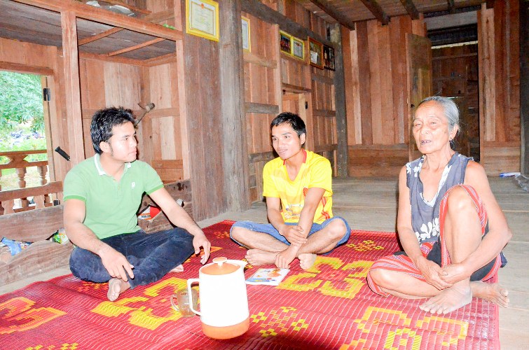 Anh Hồ Văn Mắt (ngoài cùng bên trái) tuyên truyền chủ trương, đường lối của Đảng đến với người dân