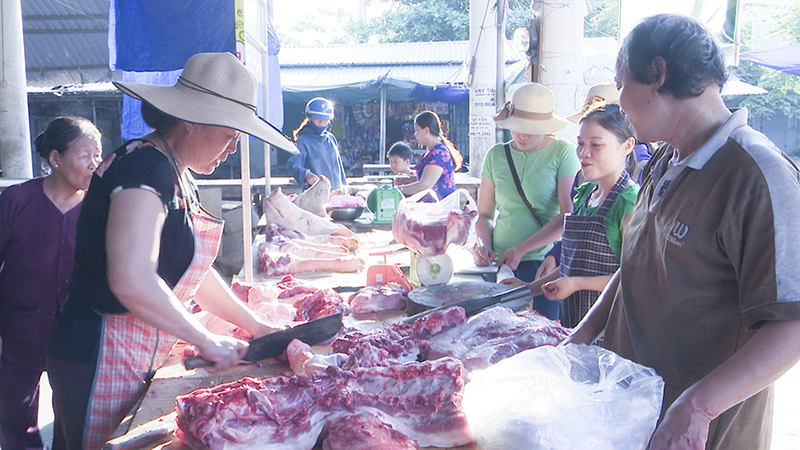 Quầy bán thịt lợn sạch bình ổn giá tại chợ huyện Cam Lộ