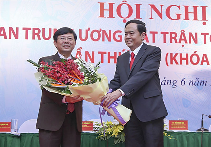 Chủ tịch UBTƯMTTQ Việt Nam tặng hoa chúc mừng Phó Chủ tịch Nguyễn Hữu Dũng. Ảnh: Thành Trung