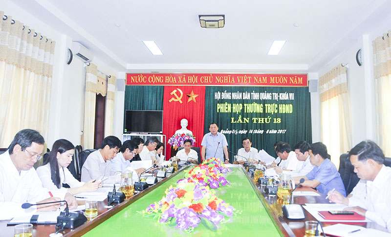 Đồng chí Nguyễn Văn Hùng, UVTƯ Đảng, Bí thư Tỉnh ủy, Chủ tịch HĐND tỉnh phát biểu tại phiên họp