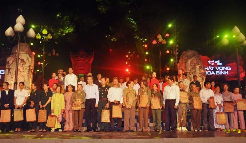 Đồng chí Nguyễn Văn Hùng, Bí thư Tỉnh ủy và đồng chí Nguyễn Quang Dương, Bí thư Đảng ủy Khối các cơ quan Trung ương  trao quà cho đối tượng chính sách.