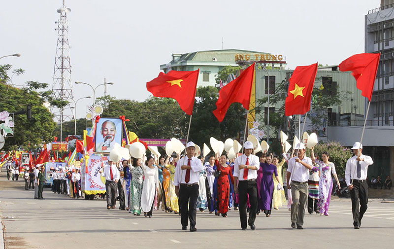 Quê hương vào ngày hội lớn. Ảnh: Hồ Cầu