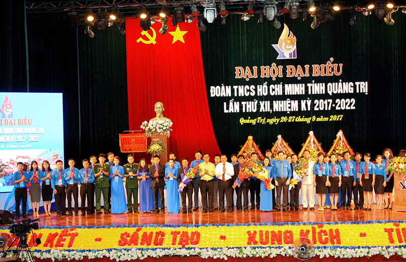 Các đồng chí lãnh đạo tỉnh tặng hoa chúc mừng Ban Chấp hành Đoàn TNCS Hồ Chí Minh nhiệm kỳ 2017-2022. Ảnh. Thành Dũng