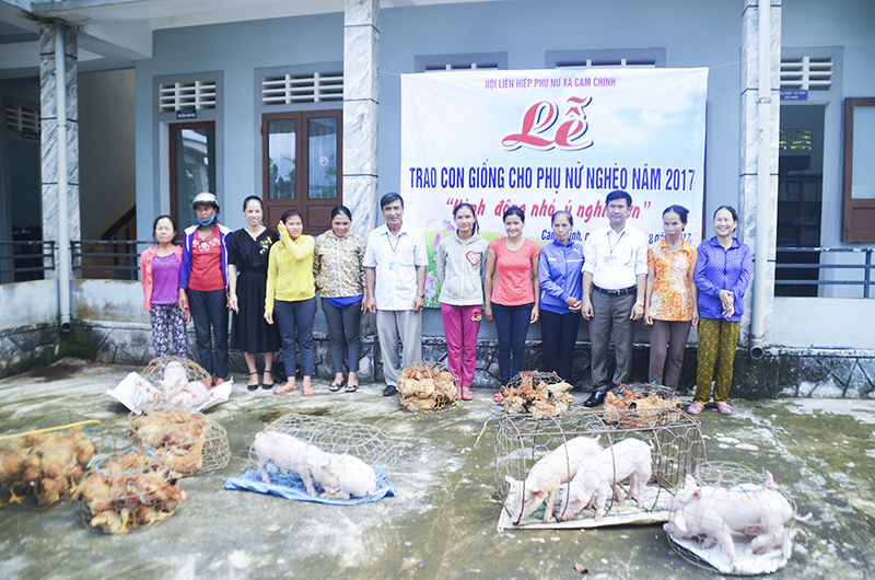 Hội LHPN xã Cam Chính trao vật nuôi giúp hội viên phụ nữ nghèo tạo sinh kế
