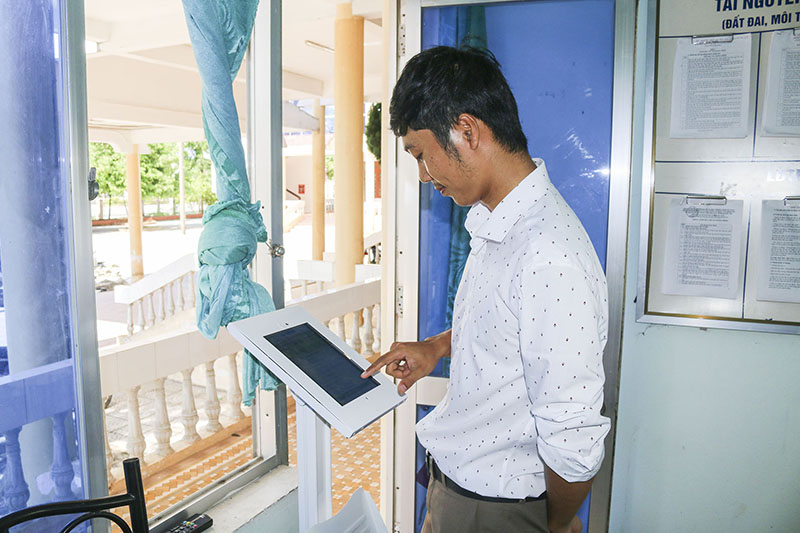 Người dân chấm điểm M-Score tại bộ phận tiếp nhận và trả kết quả