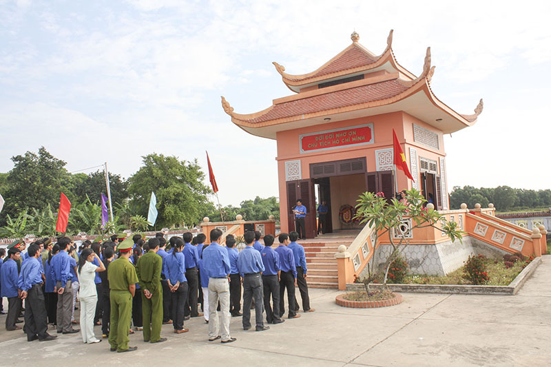 Viếng đền thờ Bác Hồ ở Triệu Ái, Triệu Phong. Ảnh: Trà Thiết